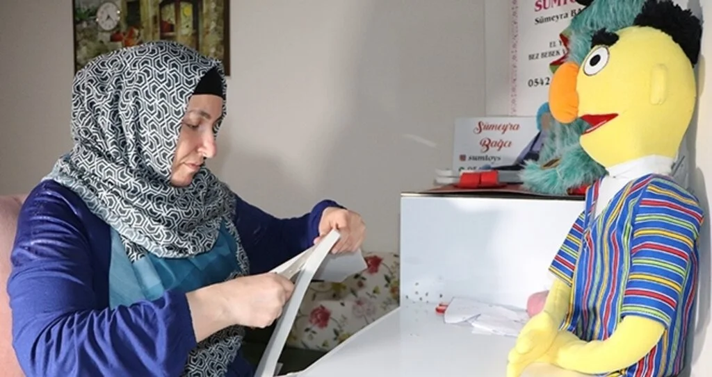 Yaptığı Kuklalar Çocukları Okula Bağlıyor