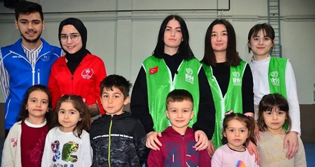 Yetim ve öksüz çocuklar eğlendi