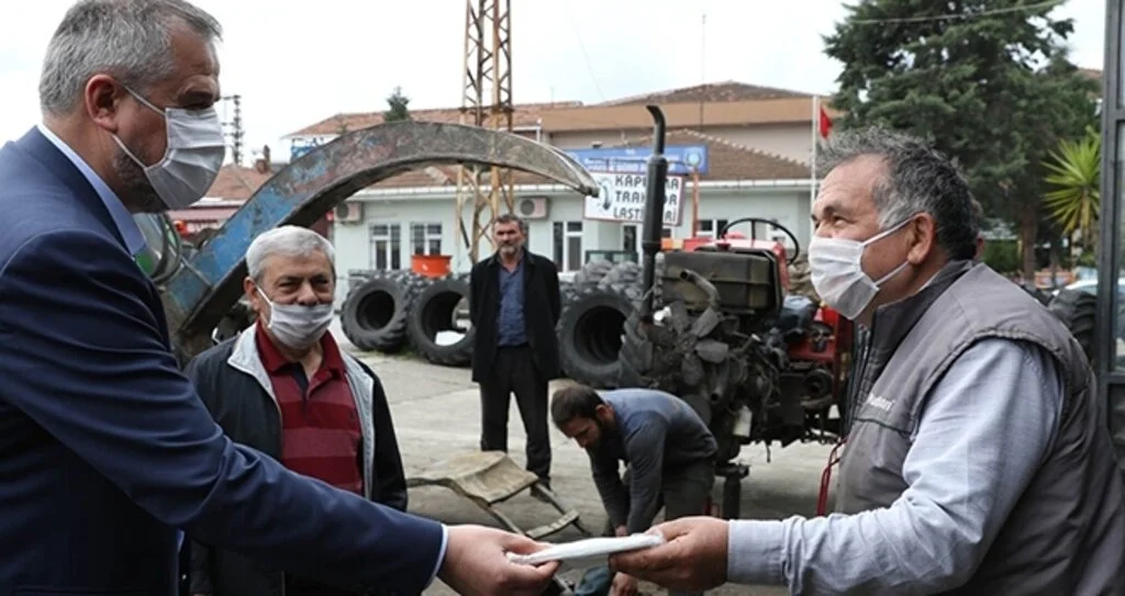 Başkan Hamit Kılıç sanayi sitelerinde ve sebze halinde maske dağıttı
