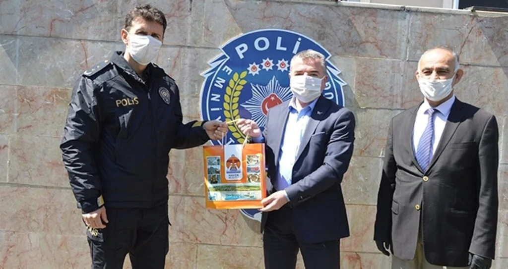 Başkan Özdemir'den polislere hediye
