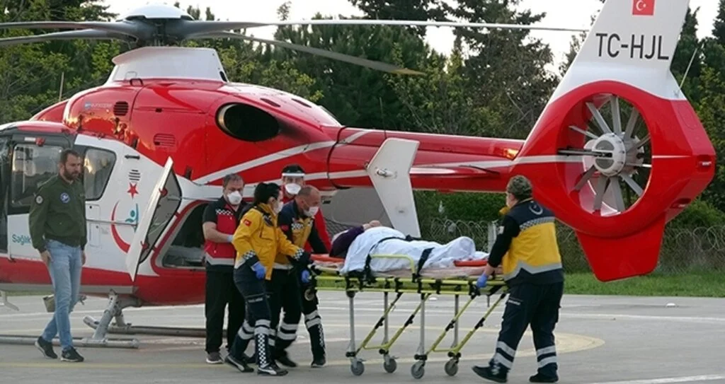 Düşerek bacağı kırılan yaşlı kadın ambulans helikopterle hastaneye sevk edildi