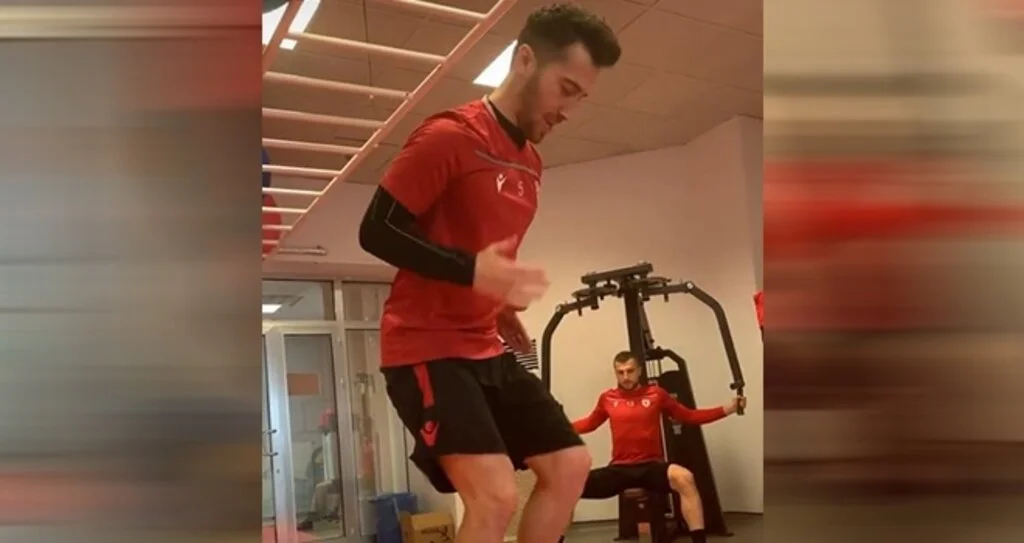 Futbolcular kuvvet çalışıyor 
