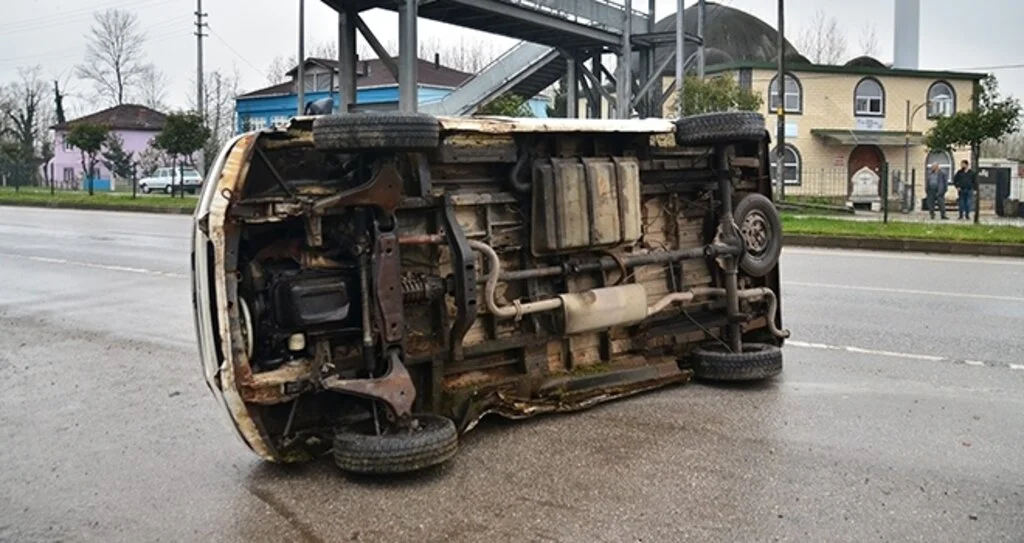 İneğe çarpmamak için manevra yapan minibüs devrildi
