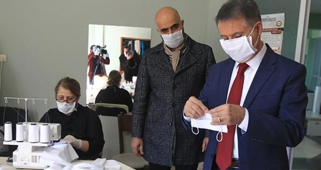 İşitme Engelliler İçin Ağız Bölümü Şeffaf Maske Üretildi