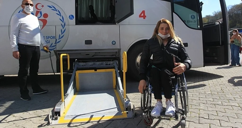 Milli Sporcu Özel Otobüsle Evine Gönderildi