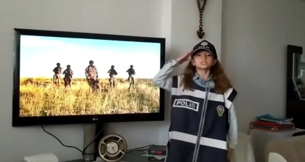 Minik öğrenciden Polis Haftası'nda "Evde kal" mesajı