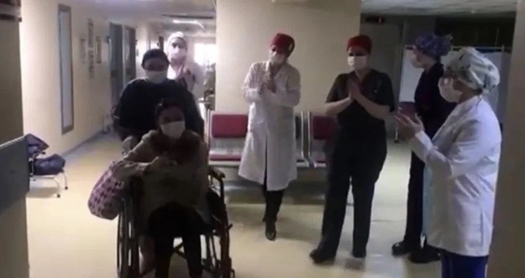 Ordu’da korona virüsünü yenen 3 hasta alkışlarla taburcu edildi