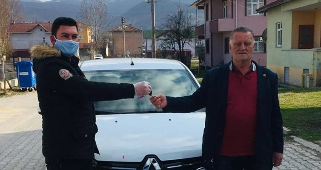 Otomobil alan gaziye anahtarı teslim etti