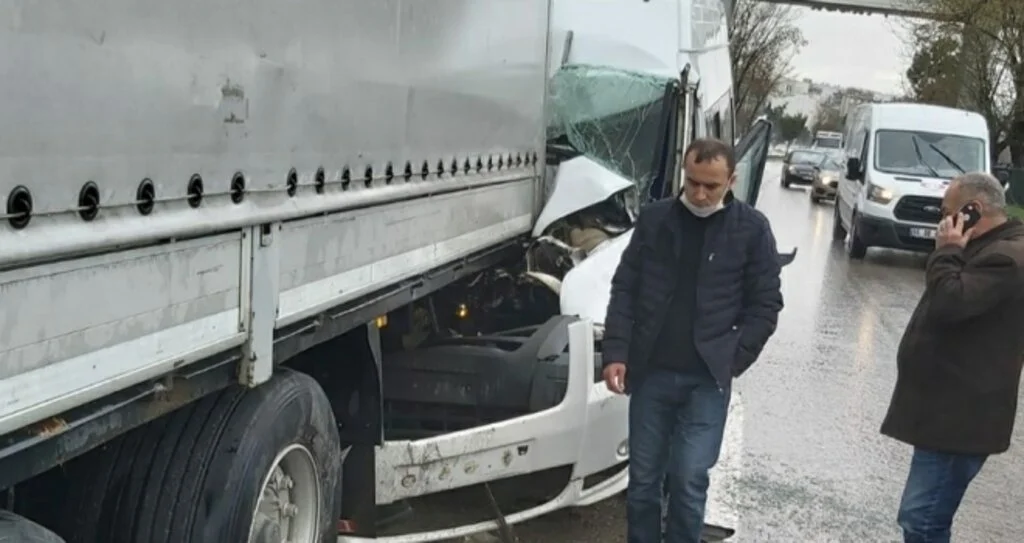 Samsun'da minibüs tıra arkadan çarptı: 3 yaralı