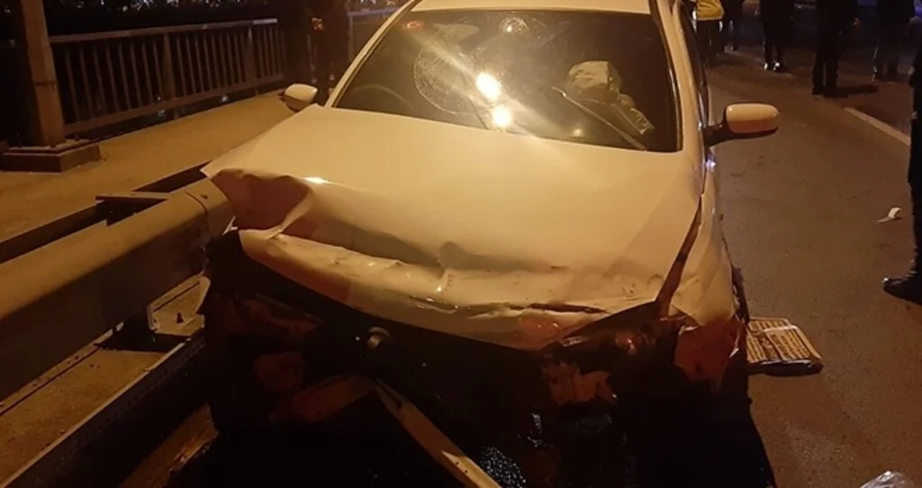 Samsun'da otomobil bariyerlere çarptı: 2 yaralı