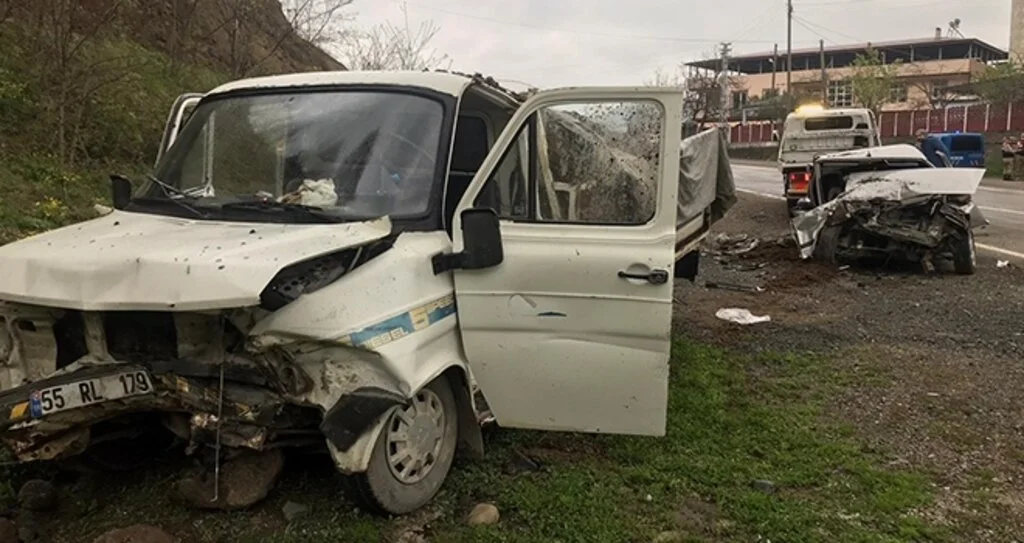 Samsun'da otomobil ile kamyonet çarpıştı: 3 yaralı