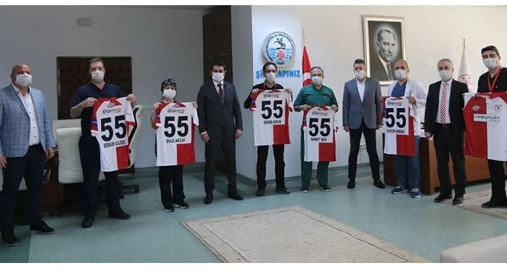 Samsunspor'dan sağlık çalışanlarına forma