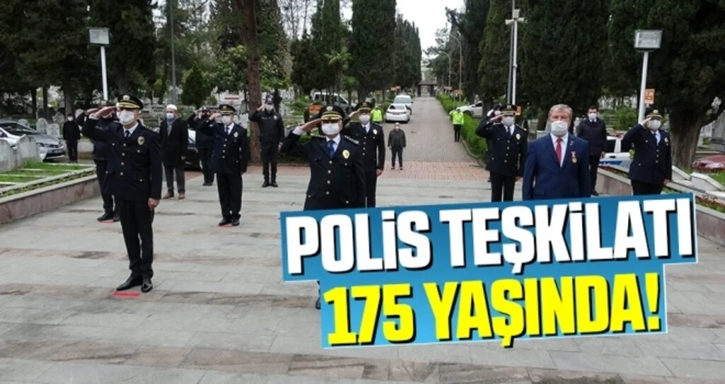 Şehitlikte koronaya karşı sosyal mesafe korunarak tören düzenlendi