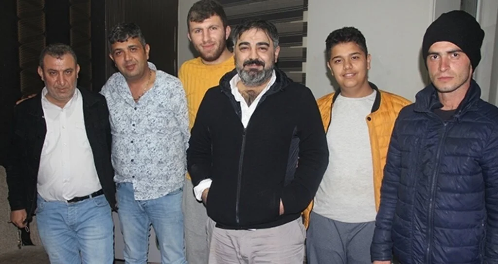 Sesini duyan Ahmet Kaya zannediyor