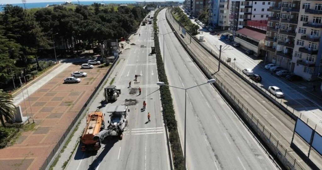 Sokağı çıkma kısıtlamasını fırsat bilen belediye yolları asfaltlıyor