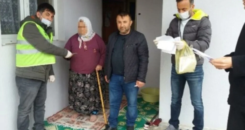 Sosyal Yardım Parasını Kapı Kapı Dağıttılar