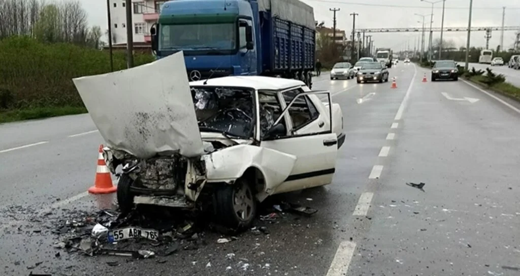 TIR'a Çarpan Araç Tanınmaz Hale Geldi