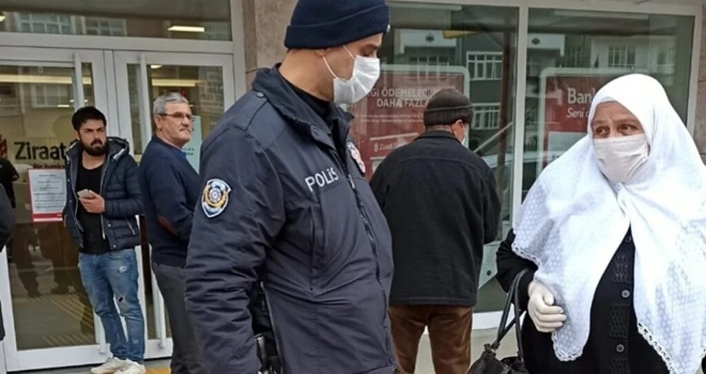 Yaşlı kadının yardımına polisler koştu