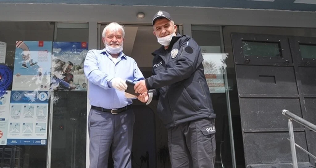 Yolda Bulduğu İçi Para Dolu Cüzdanı Polise Teslim Etti