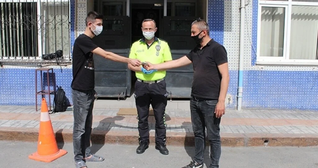 Bulduğu 4 Bin Lirayı Sahibine Ulaştırdı