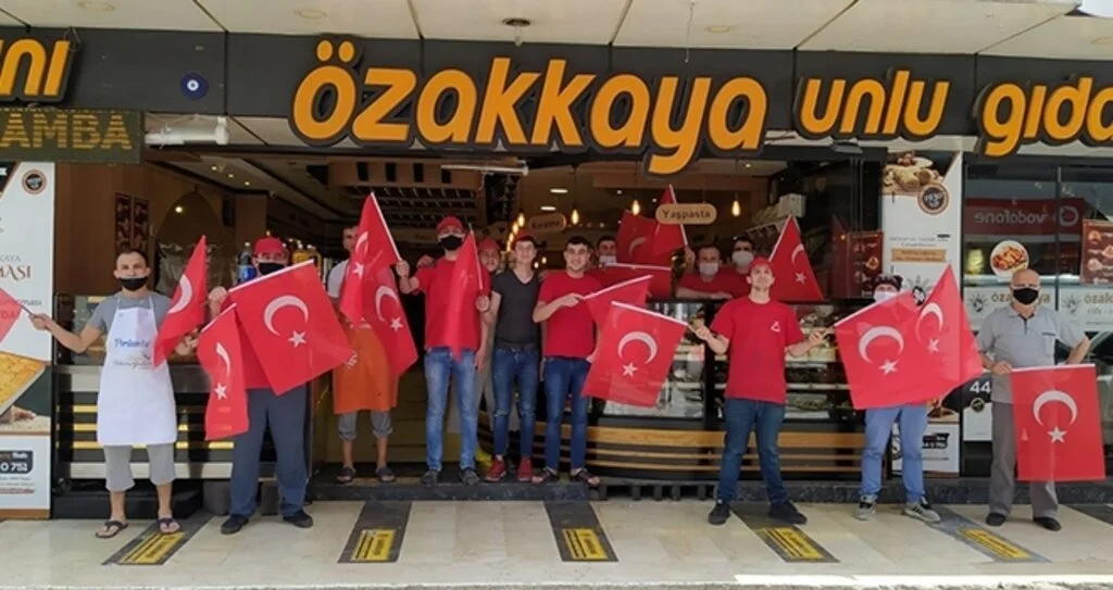 Çarşamba Gençlik Spor’dan esnafa bayrak