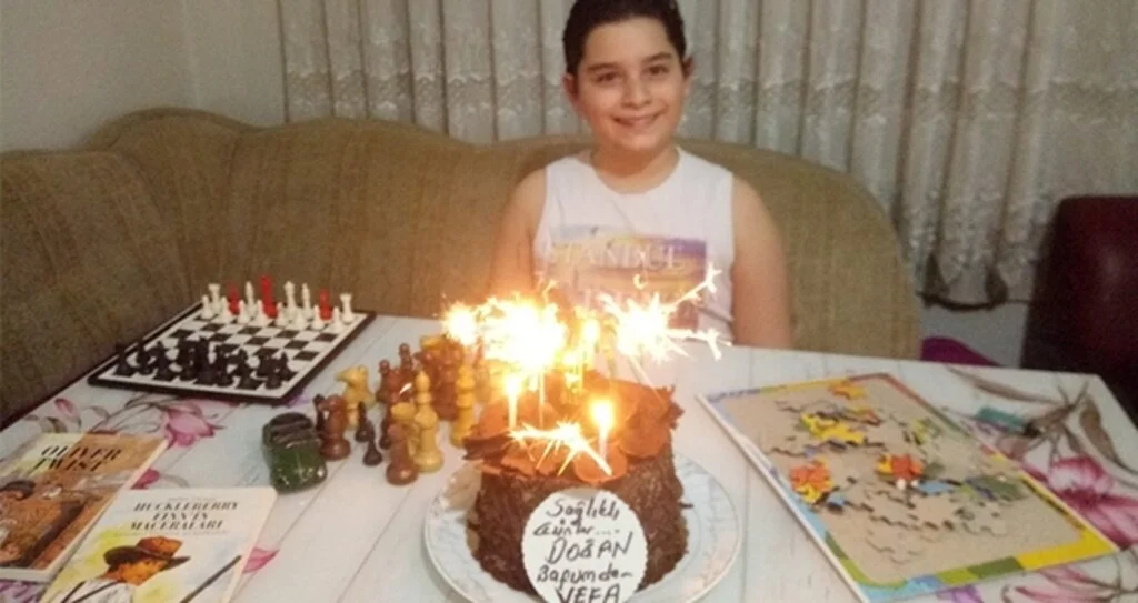 Doğum Günü Pastası Kapısına Geldi