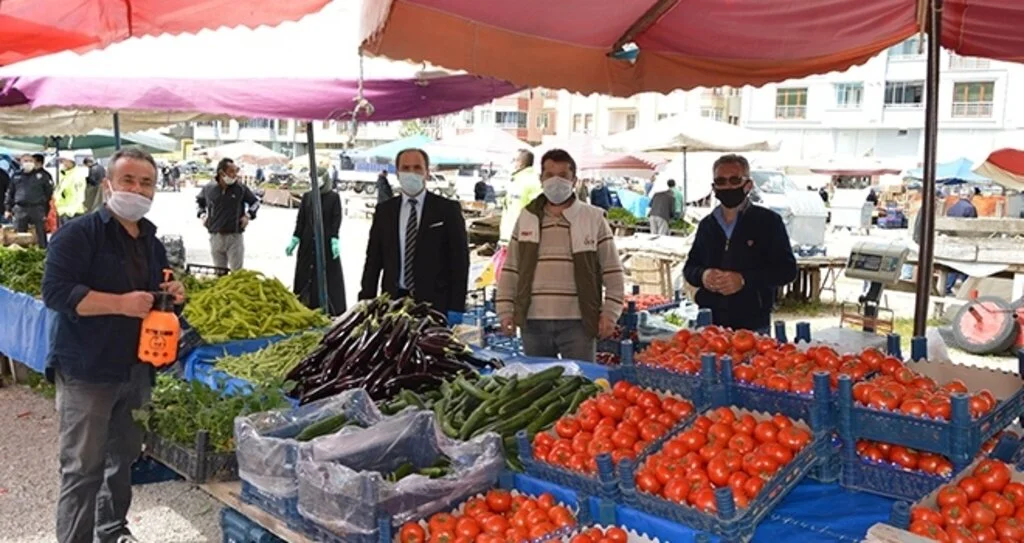 Havza Belediyesi pazar yerlerinde maske dağıtımına devam etti