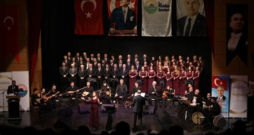 İlkadım korosu evlerden "Sarı saçlım, mavi gözlüm" eserini seslendirdi