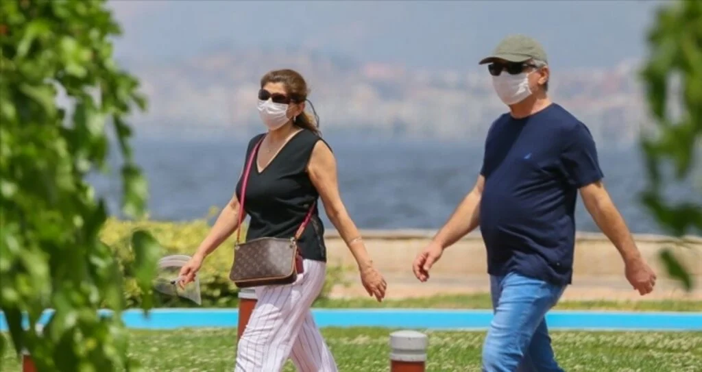 İzmir'de maske takma zorunluluğu getirildi