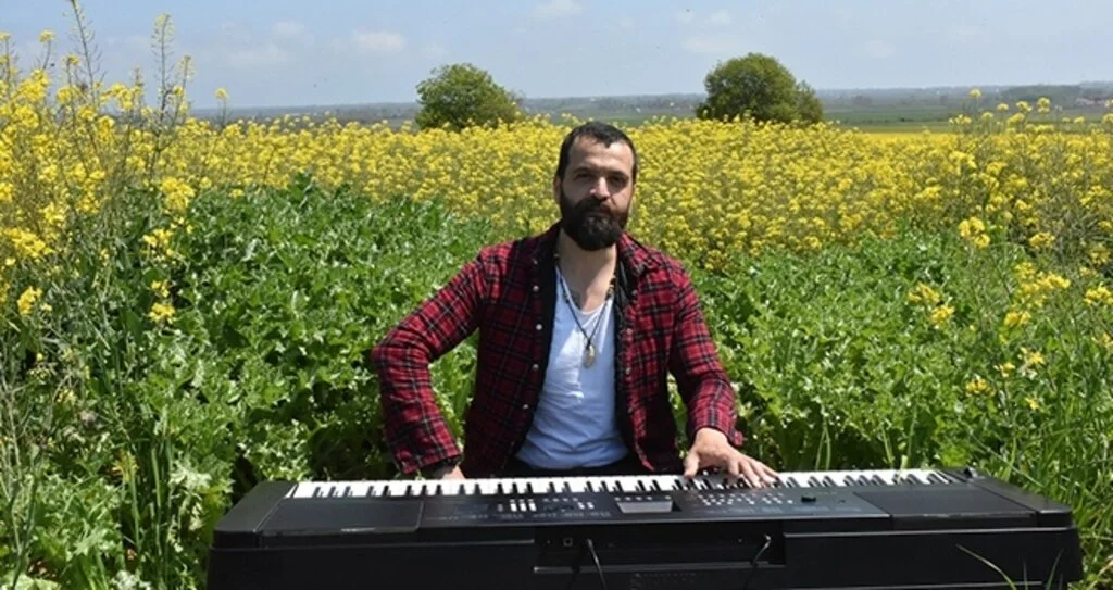 Kanola tarlasında piyano keyfi