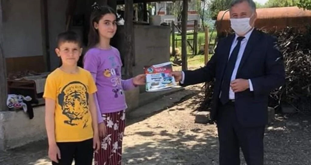 Müdürden öğrencilere deneme test kitabı