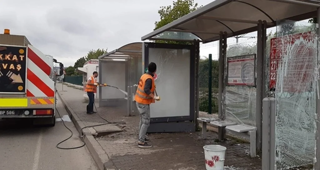 Otobüs durakları dezenfekte edildi