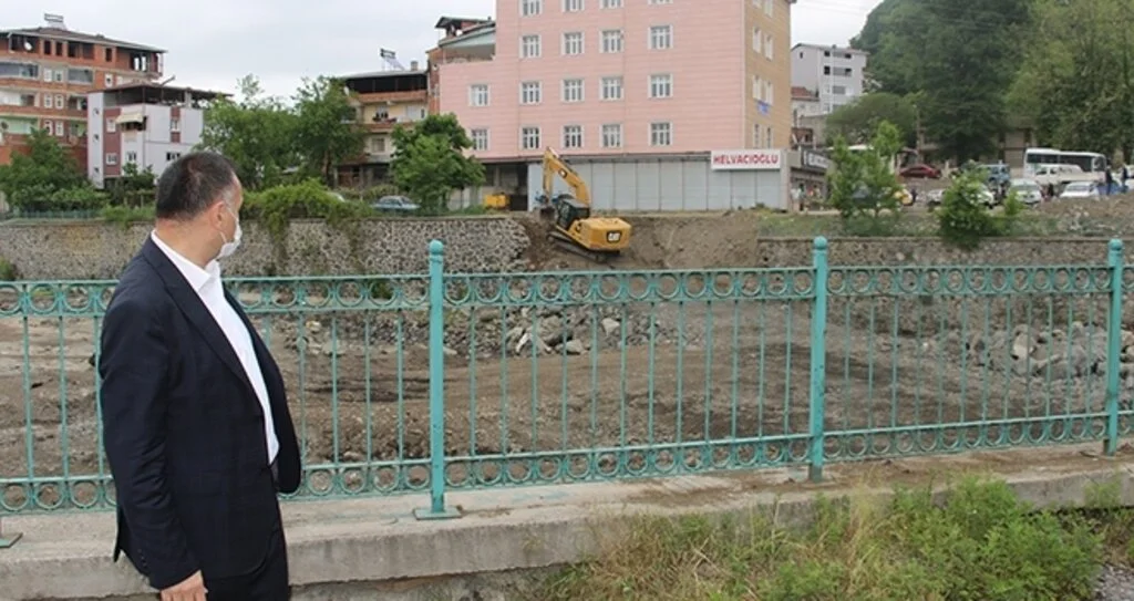 Salıpazarı’nda Köprü İnşaatı Sürüyor
