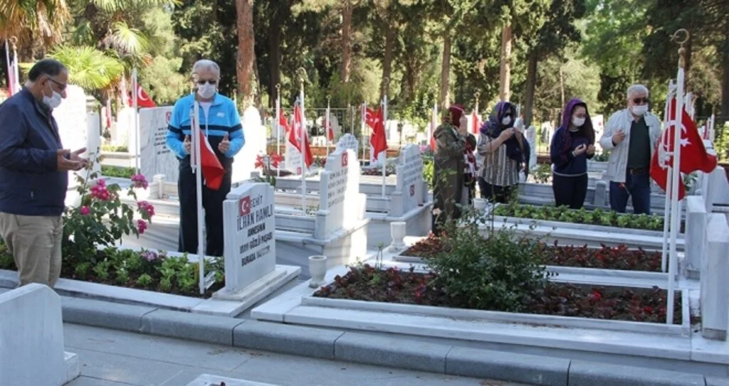 Samsun’da 65 yaş üstü vatandaşlar mezarlık ve şehitliklere akın etti