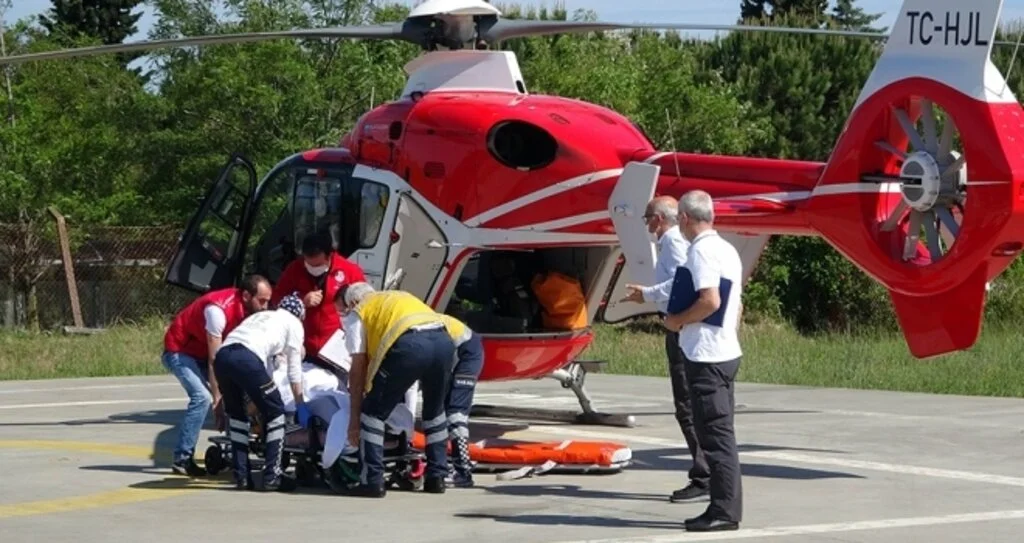 Samsun'da felç geçiren yaşlı adamın yardımına ambulans helikopter yetişti