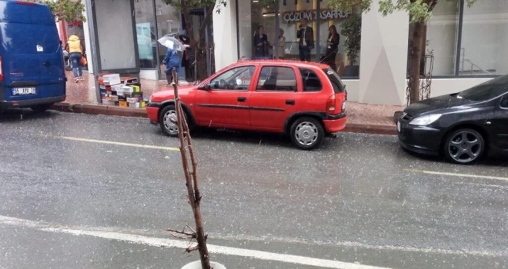 Samsun’da kısa süreli dolu yağışı