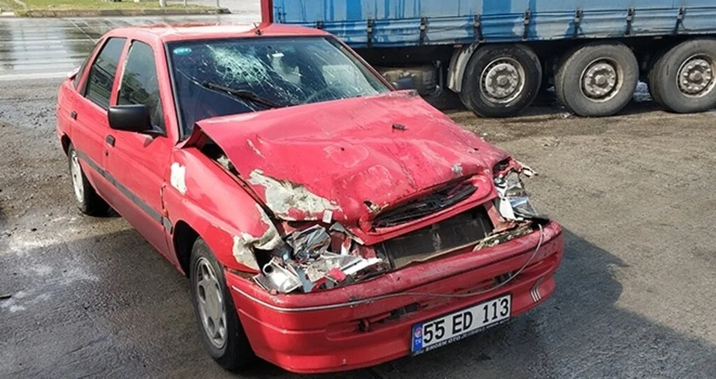 Samsun'da otomobil tıra çarptı: 1 yaralı