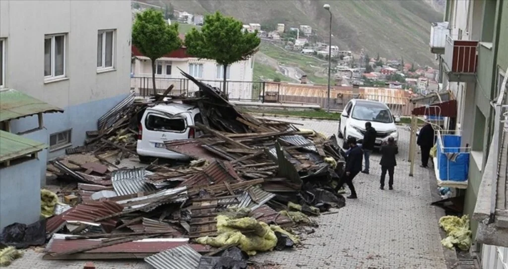 Şiddetli rüzgar 6 ilde hayatı olumsuz etkiledi