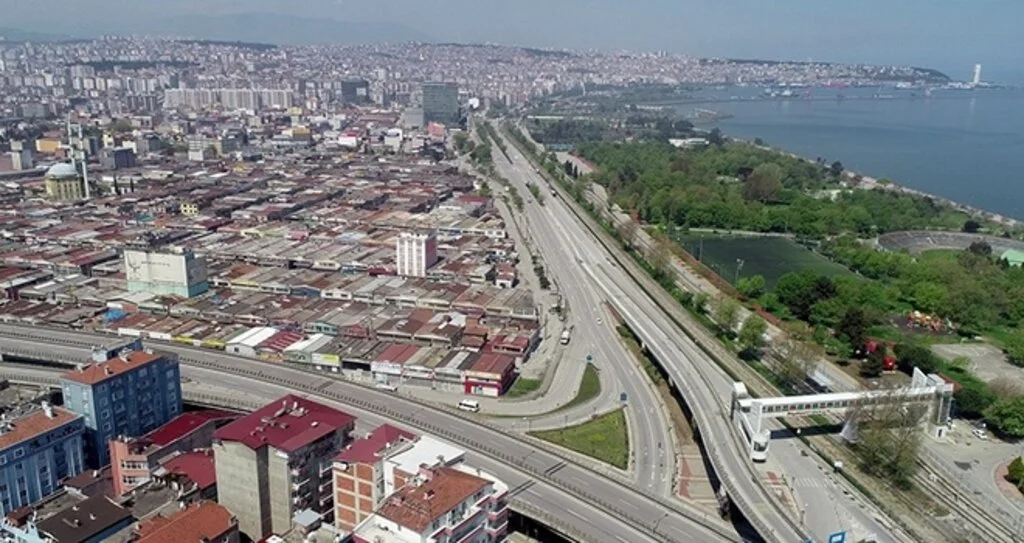 Sokağa çıkma kısıtlamasıyla Samsun'da caddeler sessizliğe büründü