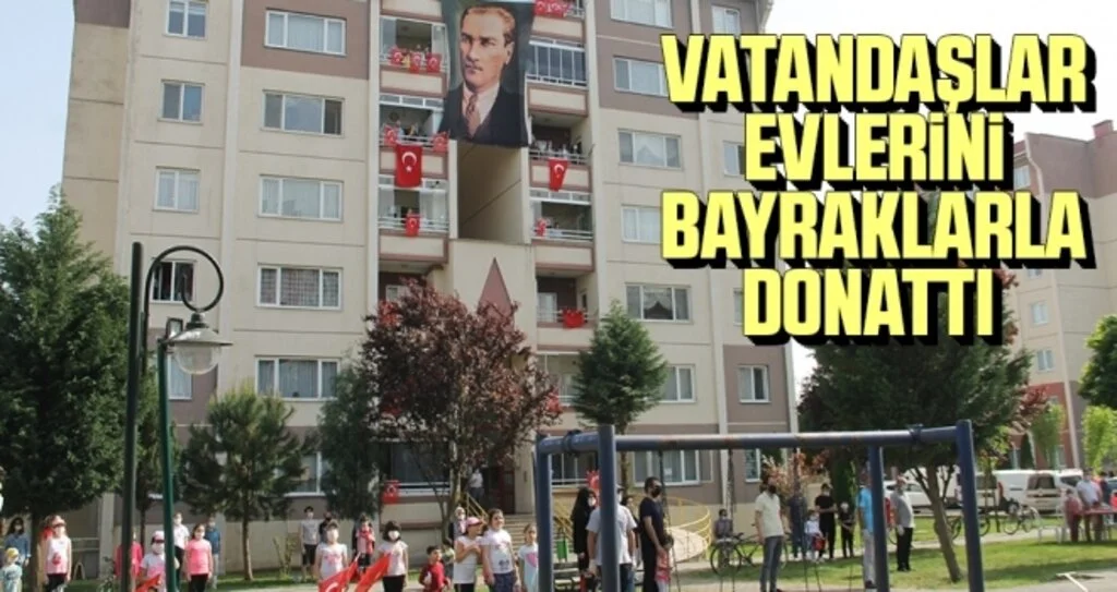 Vatandaşlar evlerini bayraklarla donattı 
