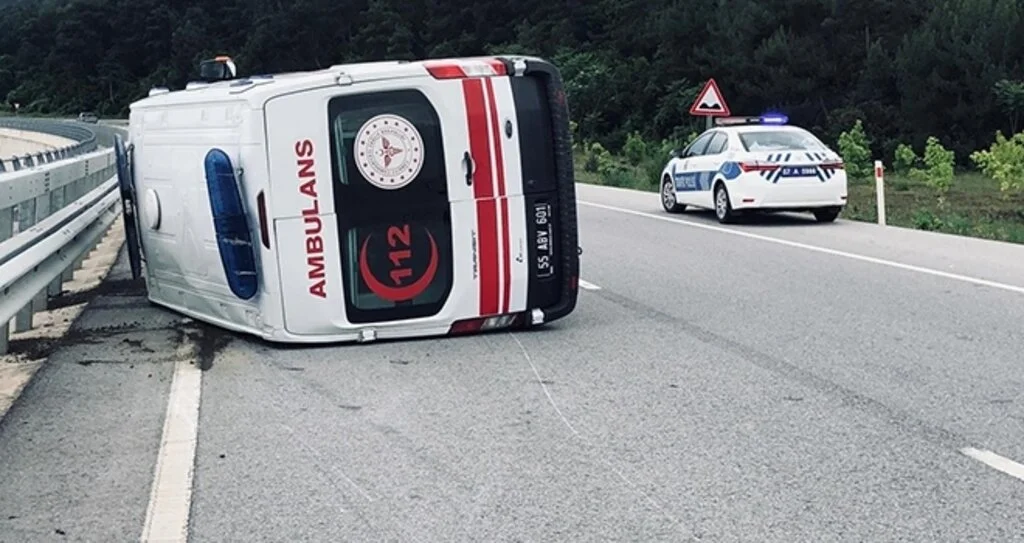 112 ambulansı devrildi