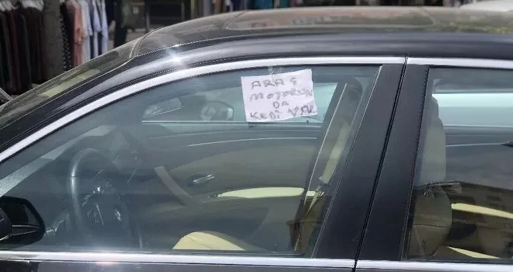 Arabanın camındaki notu gören itfaiyeyi aradı