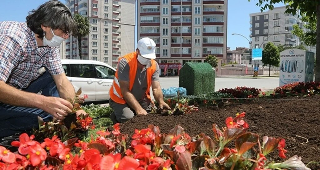 Atakum'da parklar tasarrufla renklendi