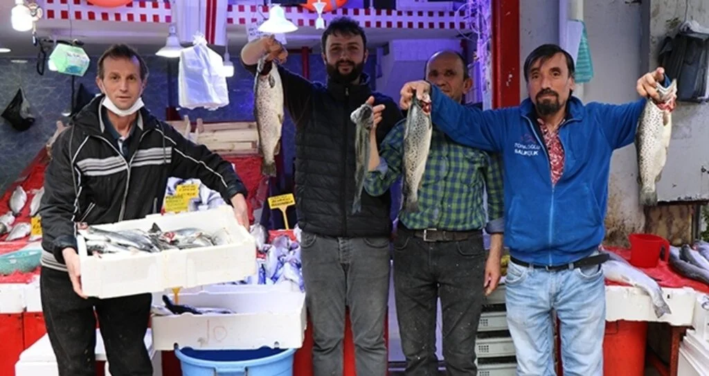 Balıkçı tezgahlarında benekli somon ve barbun sürprizi