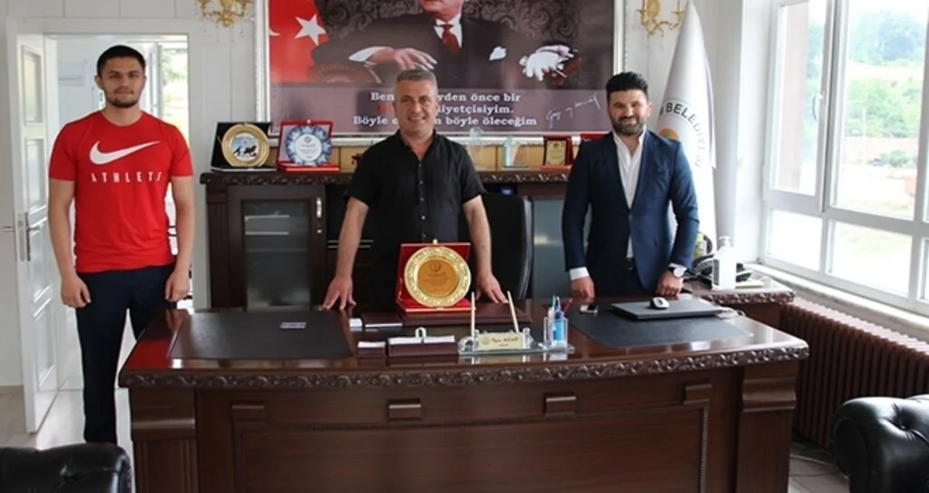 Başkan Acar'a Teşekkür Plaketi