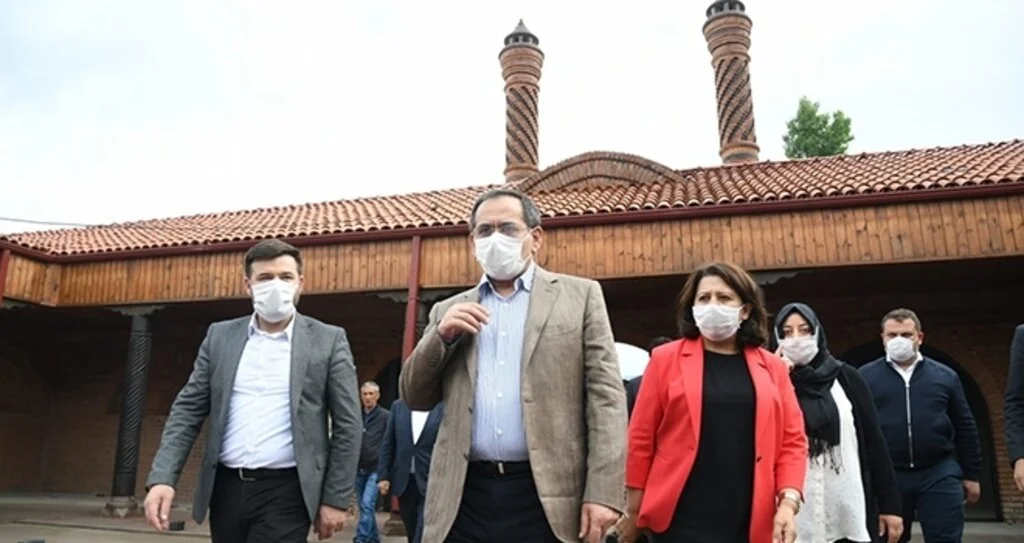 Başkan Demir: Muhalefet ilçelere de aynı mesafedeyiz 