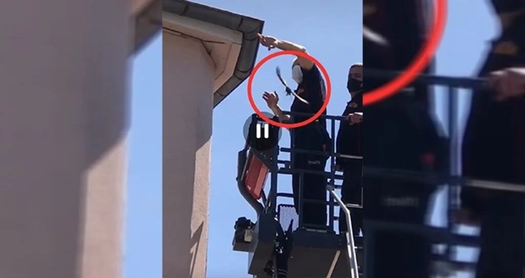 Çatıda sıkışan kırlangıcı itfaiye kurtardı
