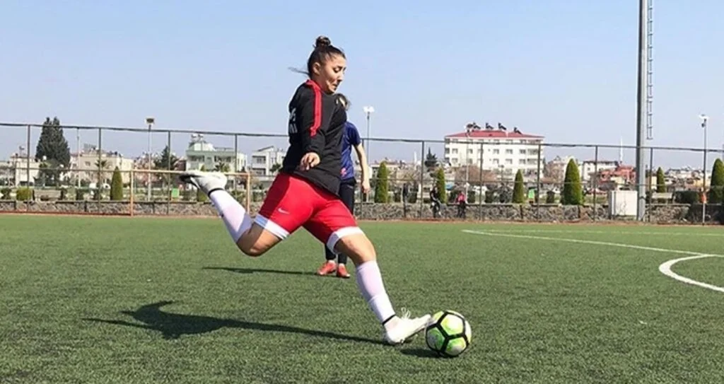 Dişi Kramponlar Sahaya İniyor