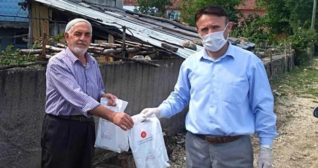 Erdoğan'ın gönderdiği paket Ladik'te dağıtıldı