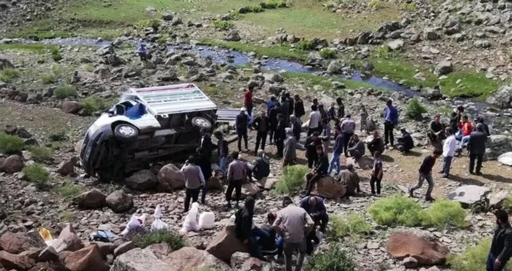 Erzurum’un Tekman ilçesinde kamyonet şarampole uçtu: 17 yaralı